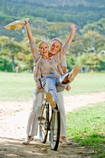 Idős emberek egy kerékpáron