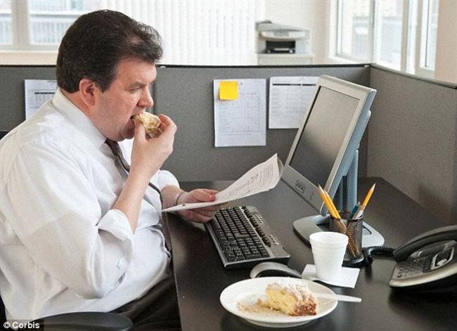 Irodai dolgozó munka közben eszik