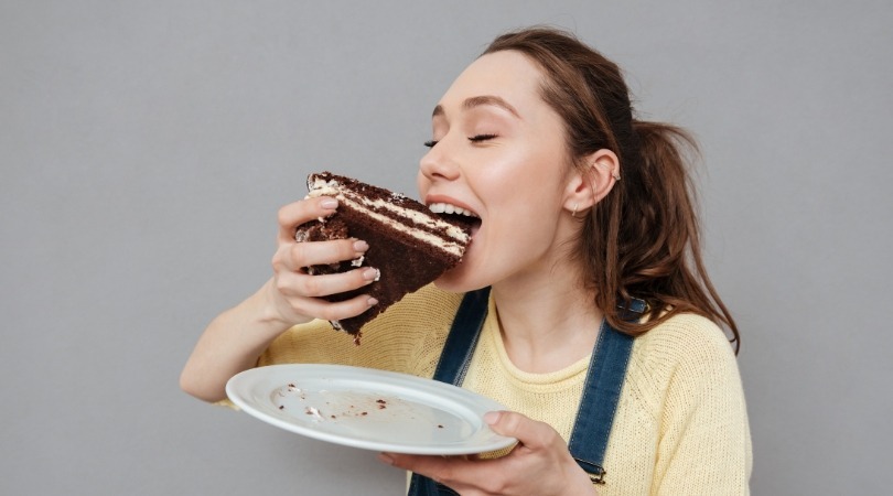 Lány tortaszeletbe harap