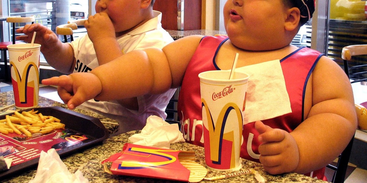 Kövér kisfiú eszik